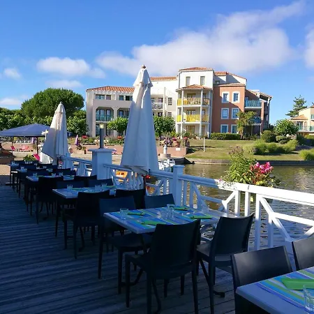 D'une Avec Piscine Partagee Et Jardin Amenage A Talmont Hilaire A 1 Km De La *